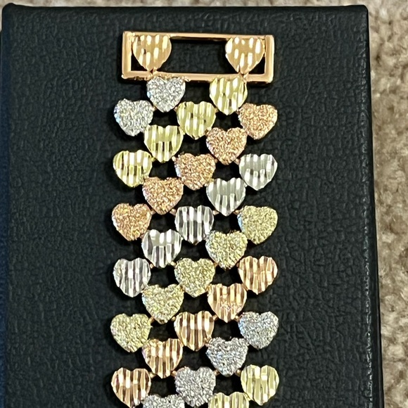 Beautiful Danbury Mint heart bracelet. Gold, silver and rose gold tones. - Picture 8 of 11